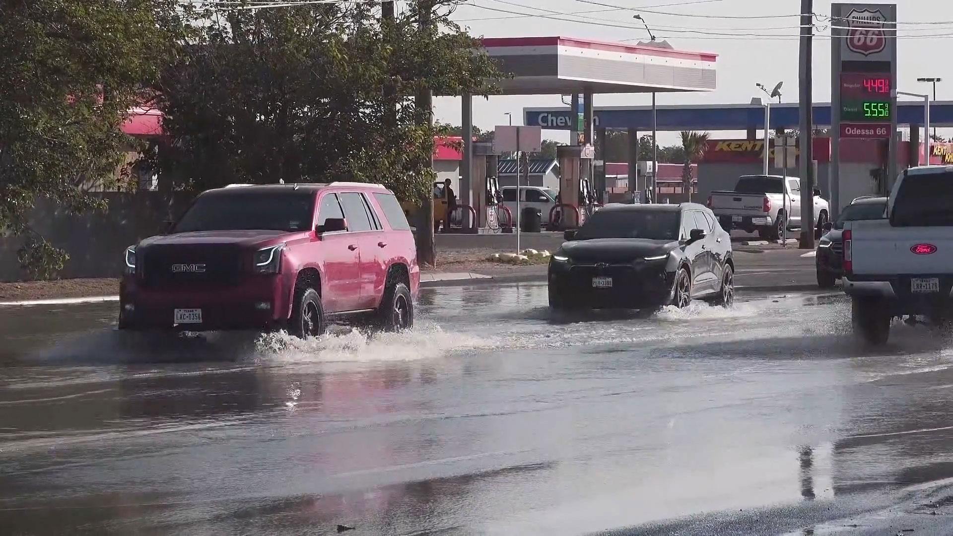 Water main break floods streets of Texas town