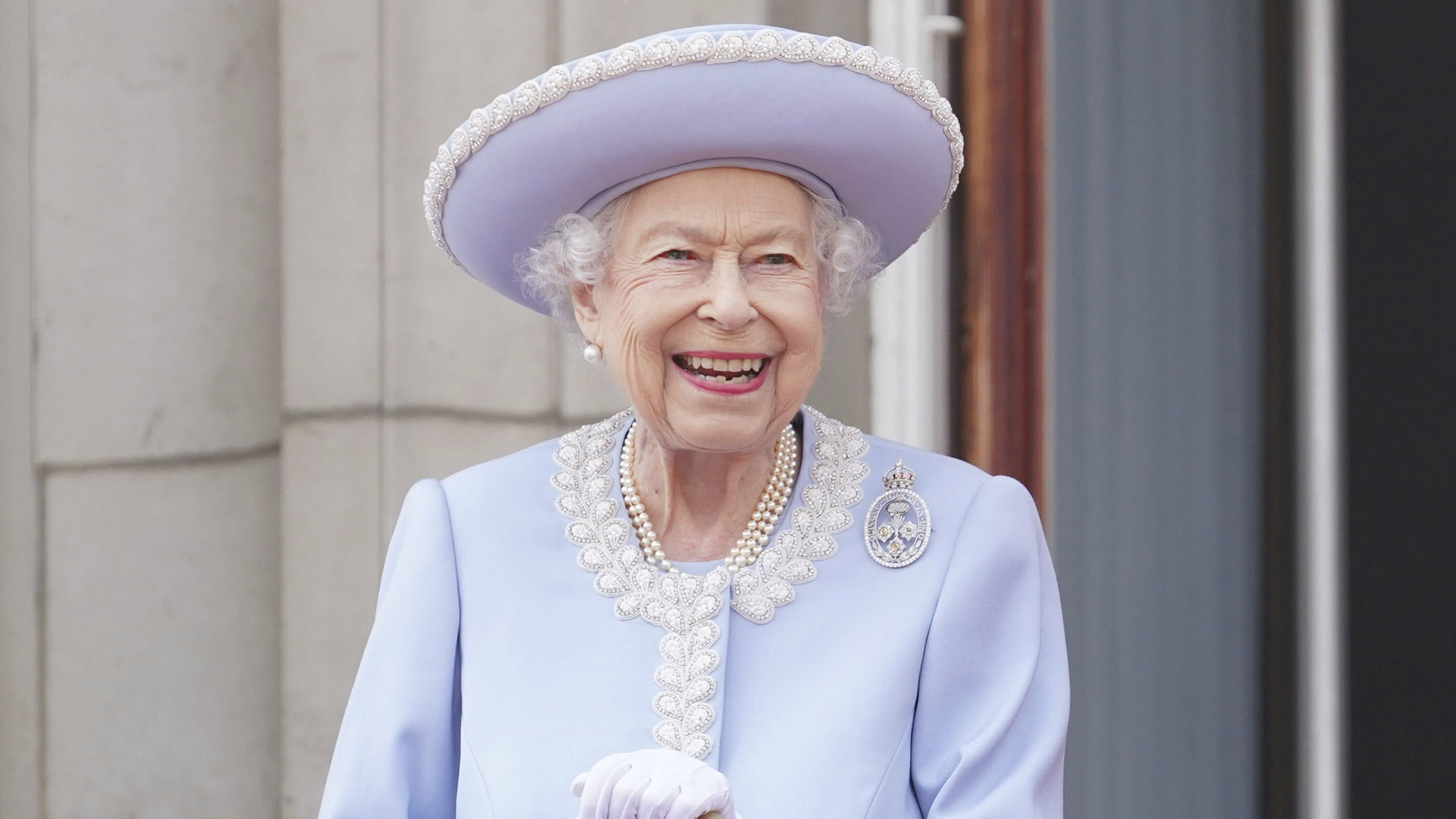Watch: Queen Elizabeth appears on Buckingham Palace balcony