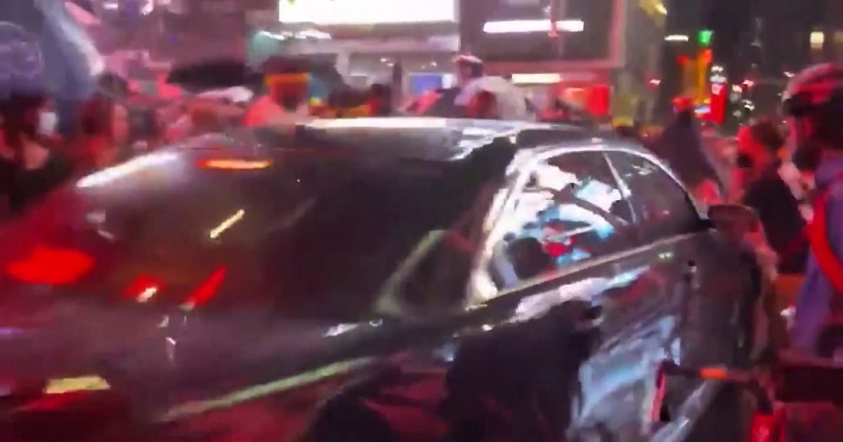 Car drives through crowd of BLM protesters in Times Square thumbnail