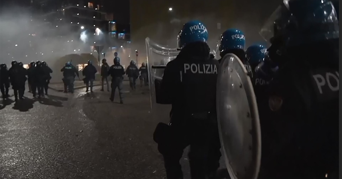 Italian police clash with demonstrators protesting country's new Covid-19 restrictions thumbnail